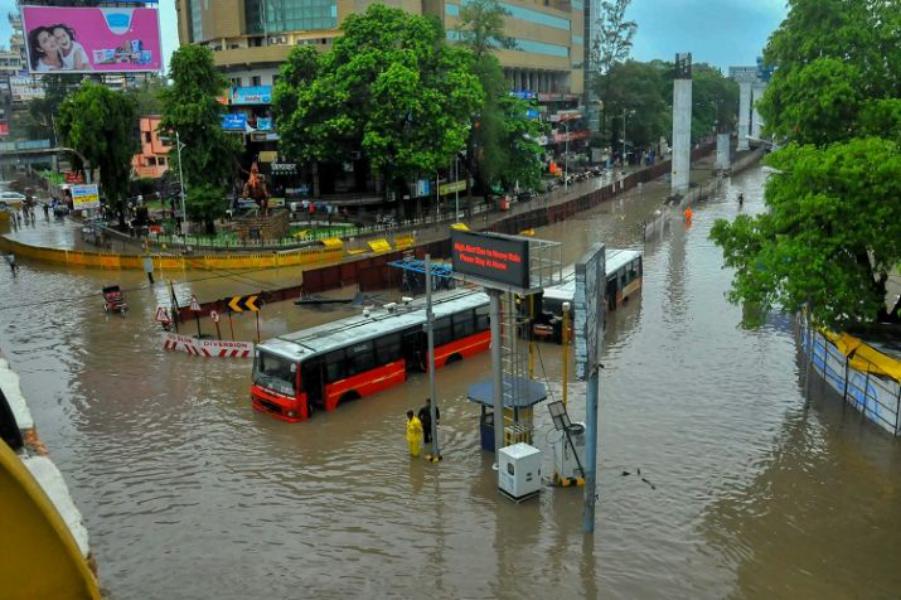 बारिश से बेहाल मुंबई