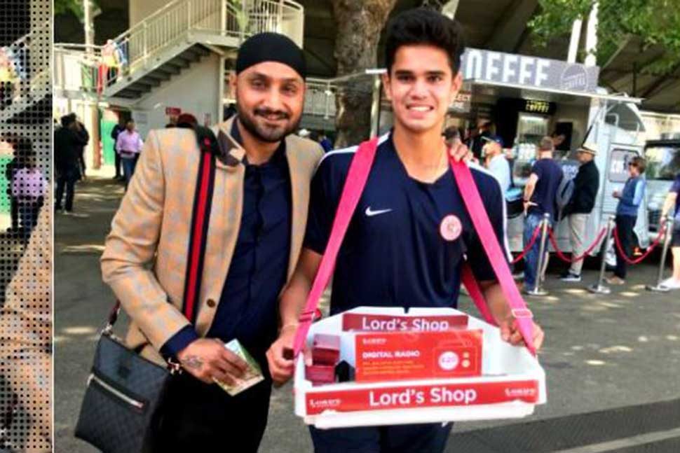 अर्जुन तेंडुलकर जो रेडियो बेच रहा है