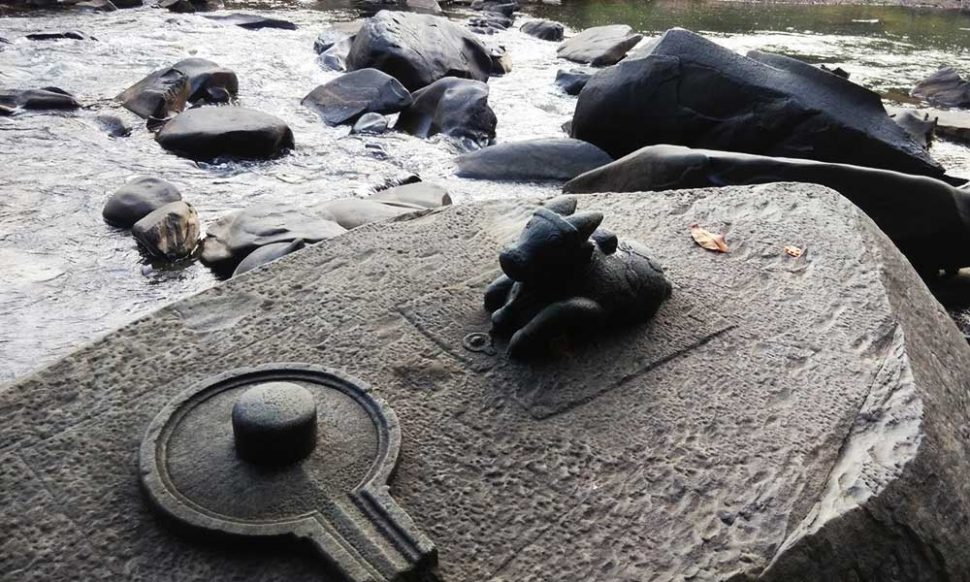 शिवलिंग का जलाभिषेक