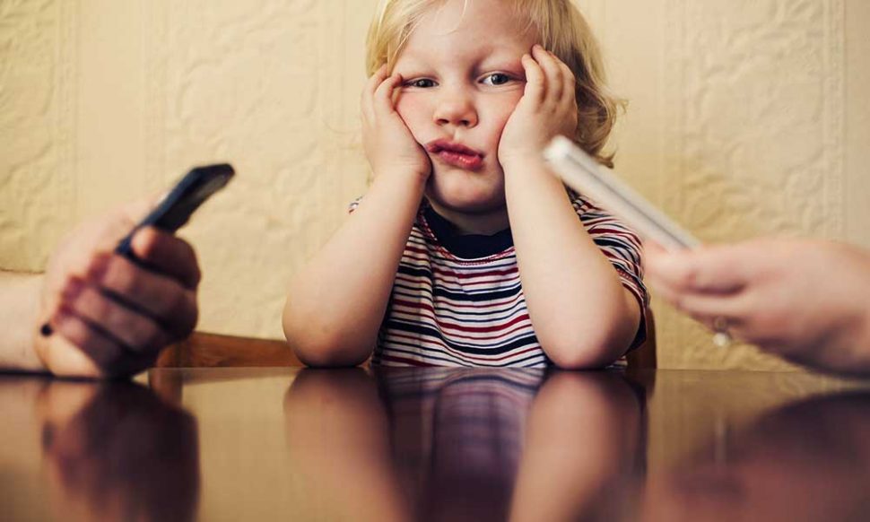 माता-पिता के फोन की लत