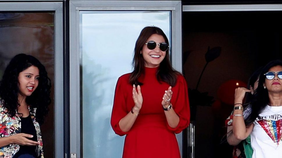 विराट के पीछे अनुष्का