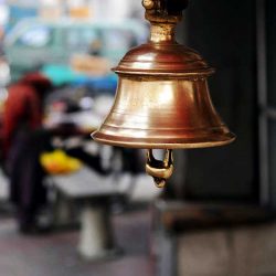 मंदिर में घंटियाँ
