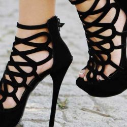 हाई हील्स पहनने का फैशन