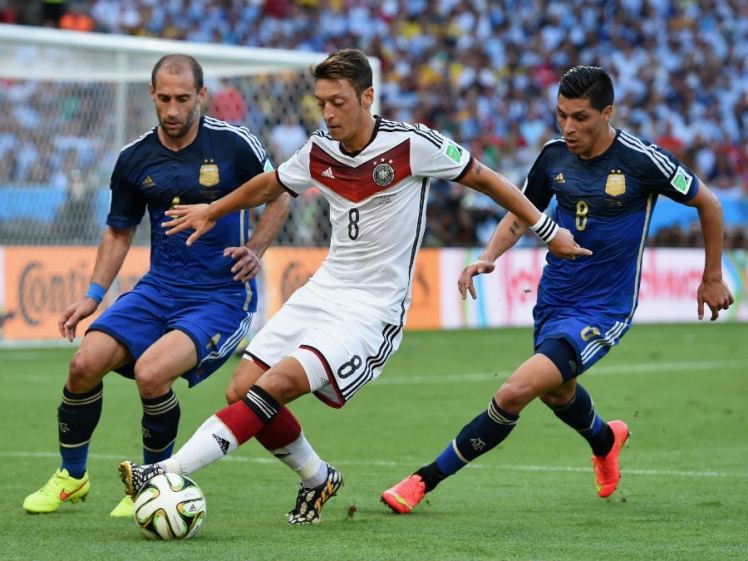 Mesut_Oezil_controls_the_ball_1405282867699_6801985_ver1.0_900_675