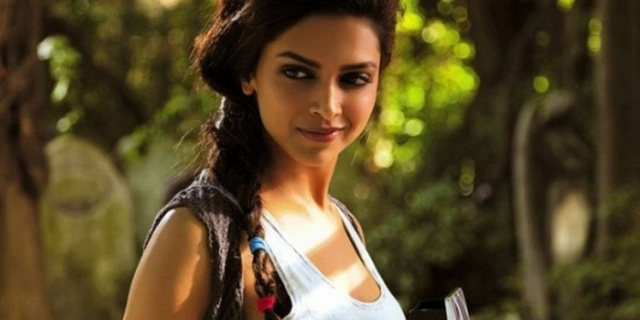 Deepika-Padukone-is-out-to-take-some-photographs-in-Cocktail-Movie-Stills-560x420