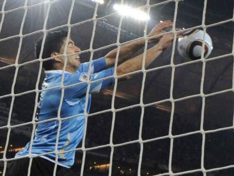 Luis-Suarez-handball-Uruguay-v-Ghana-2008_2749245