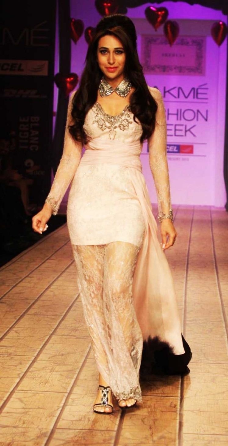 Karisma-Kapoor-walking-the-ramp-for-designer-Shehlaa-at-LFW-Summer-Resort-2013-in-Mumbai--1-