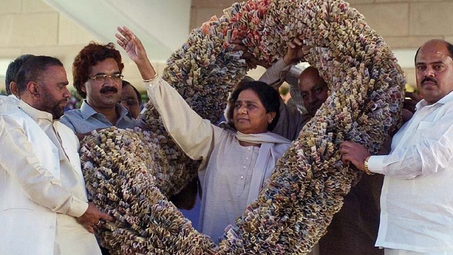 mayawati_in_currency_garland