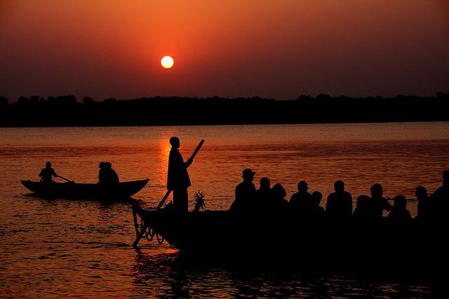 800px-Boat_ride_at_Sunrise_on_the_Ganges_Varanasi