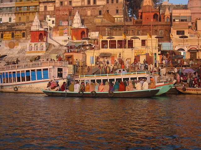 800px-Dashashwamedha_ghat_on_the_Ganga_Varanasi