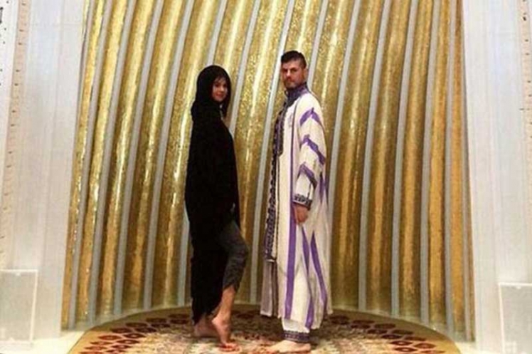 Selena-Gomez-visits-Abu-Dhabis-Sheikh-Zayed-Grand-Mosque