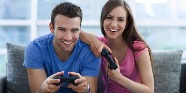 couple-playing-video-game
