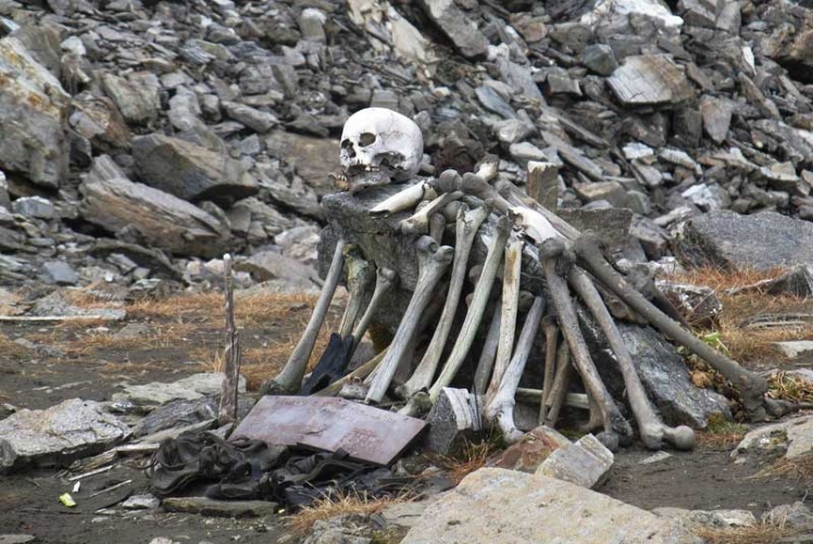 roopkund-human-skeleton-lake