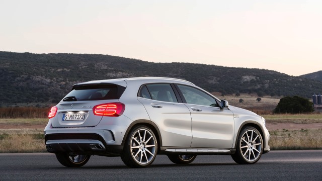 2015-mercedes-benz-gla45-amg-02-1