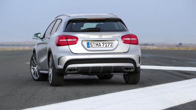 2015-mercedes-benz-gla45-amg-03-1