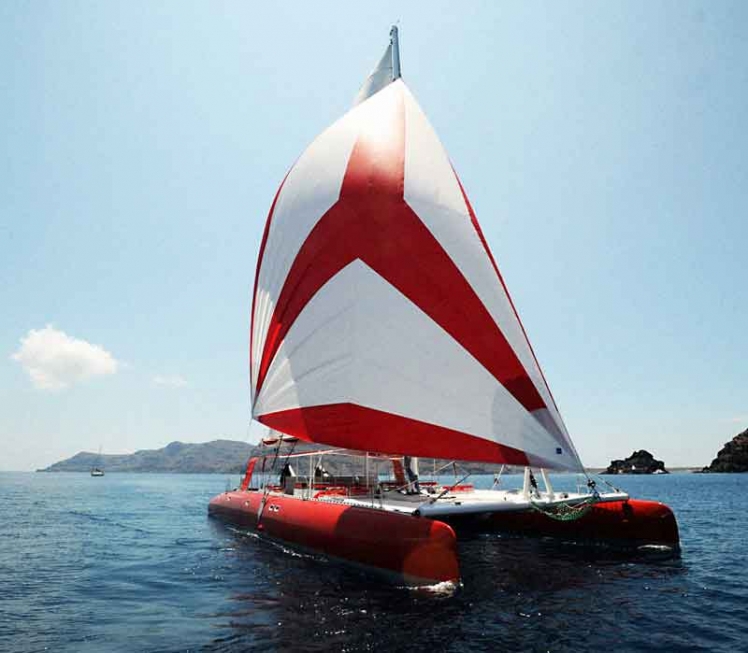 sailing-in-santorini