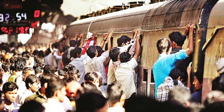 mumbai-local-travelling