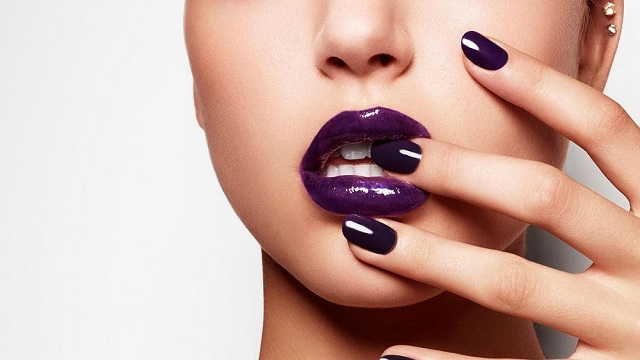 purple-glossy-lips-nails