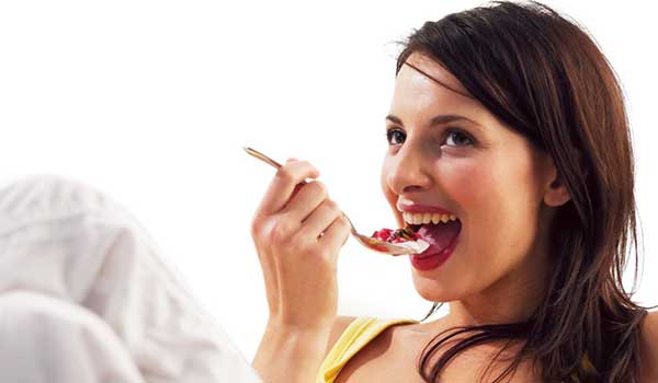 Woman-eating-food-using-spoon_tcm244-408732