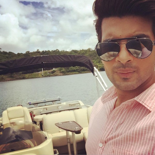 Karan-Kundra-Selfies