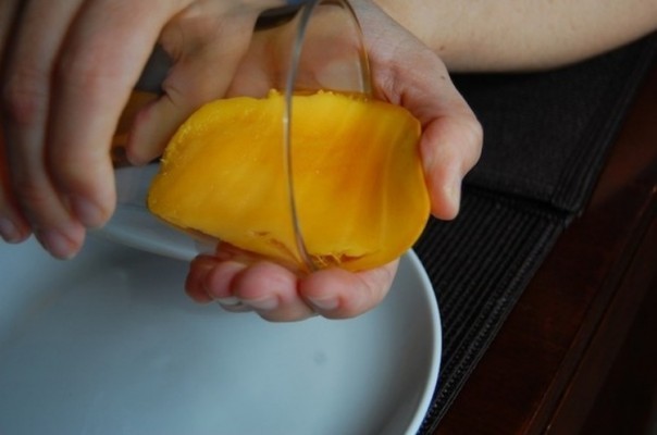 mango-peeling-hack