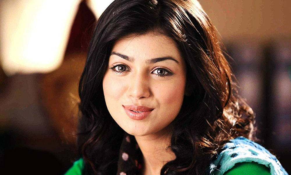 ayesha-takia-with-son-feature