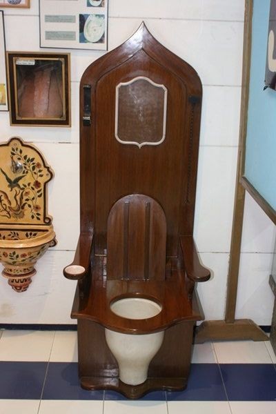 Throne-and-toilet-3