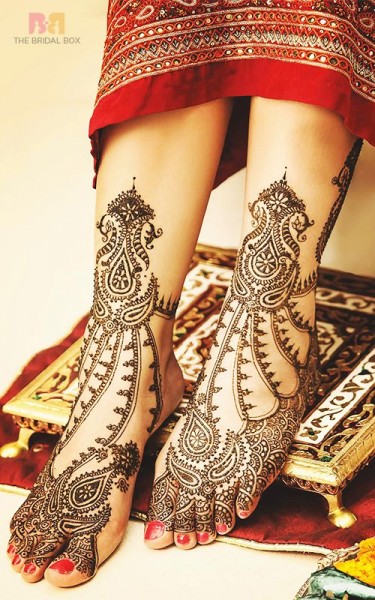 unique-mehndi-design-feet