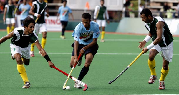 Sunil SV from India's, center, battle for control for the ball with Raza Sibtain, right, and Hussain Dilawar from Pakistan during the Sultan Azlan Shah Hockey semi final match in Ipoh, Northern state of Perak ,200km from Kuala Lumpur, Saturday, April 11, 2009. India won the match with score 2-1. (AP Photo/Vincent Thian)