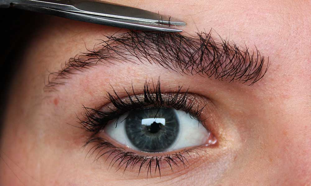 Tricks to perfectly shape eyebrows