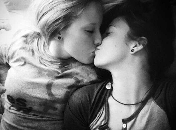 pictures of women kissing women