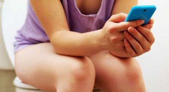 You Will Be Scared What Would Happen If You Use Cellphone Into The Toilet !