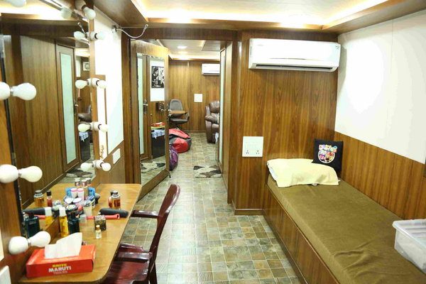 Vanity Van Of Karan Patel