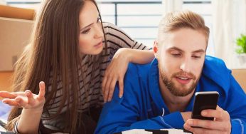Phubbing, New Phone Trend, Is Ruining The Romance And Love Among The Couples !