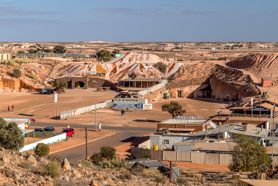 Why Australian People Stay And Sleep Underground in the Desert?