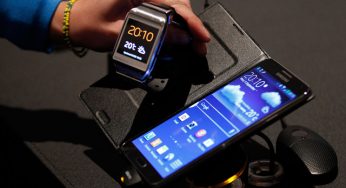 Samsung rolls out watch-like wearable device