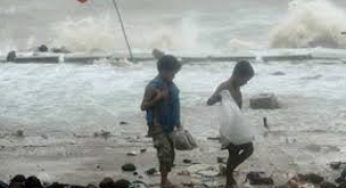 Heavy rains lashing Andhra as cyclone nears coast